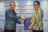 Direktur Utama PT Pelabuhan Indonesia II (Persero)/IPC Elvyn G Masassya (kanan) dan Gubernur Kalbar Sutarmidji (kiri) berjabatan tangan usai penandatanganan nota kesepahaman di Pontianak, Kamis (20/12/2018). Nota kesepahaman antara PT Pelindo II dan Pemerintah Provinsi Kalbar tersebut terkait kesepakatan kerjasama meliputi pengembangan fasilitas kepelabuhan dan logistik di wilayah Kalbar. ANTARA FOTO/Jessica Helena Wuysang