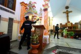 Anggota Gegana polda Kalimantan Selatan melakukan sterilisasi di Gereja Katedral Banjarmasin, Kalimantan Selatan, Senin (24/12/2018). Menjelang Natal 2018, tim Gegana Polda Kalsel melakukan sterilisasi di sejumlah tempat peribadaan yang akan digunakan untuk perayaan Natal guna menjamin keamanan dan kenyamanan umat dalam beribadah.Foto Antaranews Kalsel/Bayu Pratama/f