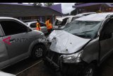 Sejumlah mobil yang rusak akibat bencana tsunami dikumpulkan di Terminal Carita, Pandeglang, Banten, Selasa (25/12/2018). ANTARA FOTO/Akbar Nugroho Gumay/ama.