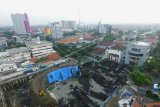 Foto aerial kondisi tanah ambles di Jalan Raya Gubeng, Surabaya, Jawa Timur, Rabu (19/12/2018). Jalan raya tersebut ambles sedalam sekitar 20 meter dengan lebar 30 meter pada Selasa (18/12/2018) malam diduga karena proyek pembangunan gedung di sekitar lokasi. ANTARA FOTO/Didik Suhartono