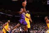 Lakers hancurkan Warriors meski LeBron tinggalkan lapangan karena cedera