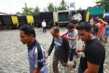 Pihak kepolisian menggiring para tersangka penimbun BBM ilegal jenis solar bersubsidi di halaman markas Ditkrimsus Polda Kalsel, Komplek Bina Brata Jalan A Yani Km, 3,5 Banjarmasin, Senin (17/12). Pada gelar perkara tersebut Polda Kalsel berhasil mengamankan sebanyak 61 kiloliter jenis solar bersubsidi dan uang senilai Rp135 juta serta menangkap 23 orang tersangka. (Foto Antaranews Kalsel/Bayu/f. 