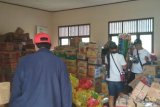 Petugas sedang mendata barang bantuan di Gudang logistik Posko Tsunami SMAN 1 Rajabasa untuk disalurkan kepada pengungsi korban tsunami Kabupaten Lampung Selatan, Provinsi Lampung. (Megapolitan.Antaranews.Com/Foto: Aditya AR).
