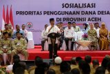 Presiden Joko Widodo menyampaikan prioritas penggunaan dana desa tahun 2019 di Gedung AAC Dayan Dawood Unsyiah, Banda Aceh, Aceh, Jumat (14/12/2018). Presiden mendorong penggunaan dana desa tahun 2019 agar diprioritaskan untuk program pemberdayaan ekonomi masyarakat dan Pemerintah akan menganggarkan dana sekitar 70 triliun pada tahun mendatang. (ANTARA FOTO/Irwansyah Putra/pd)