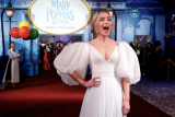 Momen mengerikan saat Emily Blunt turun dari awan sebagai Mary Poppins