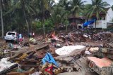 Beberapa warga melihat kondisi rumah yang luluh lantak diterjang tsunami di Desa Waymuli, Kecamatan Rajabasa, Kabupaten Lampung Selatan, Provinsi Lampung.  (Megapolitan.Anataranews.Com/Foto: Aditya AR).