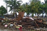 Bangunan ditepi pantai yang hancur di terjang tsunami di kawasan Desa Waymuli, Kecamatan Rajabasa, Kabupaten Lampung Selatan, Provinsi Lampung.  (Megapolitan.Anataranews.Com/Foto: Aditya AR).