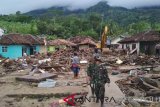 Tim SAR gabungan TNI-Polri sedang menyisir kawasan terdampak tsunami di Desa Waymuli, Kecamatan Rajabasa, Kabupaten Lampung Selatan, Provinsi Lampung.  (Megapolitan.Anataranews.Com/Foto: Aditya AR).