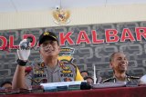 Kapolda Kalbar Irjen Pol Didi Haryono (kiri) didampingi Irwasda Polda Kalbar Kombes Pol Andi Musa (kanan), memaparkan hasil ungkap kasus judi online di Mapolda Kalbar, Senin (3/12/2018). Dit Reskrimsus Polda Kalbar menangkap empat tersangka bandar judi online (bola dan togel) dan menyita uang sebesar Rp128,664 juta, dua akun judi online serta dua buku tafsir mimpi saat menggrebek praktik judi beromzet Rp1,34 miliar tersebut di Kabupaten Mempawah, Kota Singkawang dan Pontianak. ANTARA FOTO/Jessica Helena Wuysang 