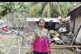 Warga berdiri di depan rumahnya yang hancur diterjang gelombang tsunami Selat Sunda di Kecamatan Sumur, Pandeglang, Banten, Selasa (25/12/2018). ANTARA FOTO/Muhammad Adimaja/ama.