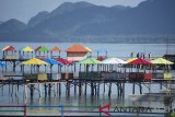 Pengunjung berada di cafe terapung yang dihiasi warna warni di pantai wisata Lhokseudu, Kabupaten Aceh Besar, Aceh, Sabtu (16/12/1/2019). Pemerintah Aceh tahun 2019 mentarget sebagai daerah terbaik destinasi wisata halal, setelah tahun 2018 berada pada peringkat tiga nasional. (Antara bAceh/Ampelsa)