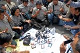 Jurnalis menggelar doa bersama saat melakukan aksi solidaritas damai di depan Kantor Bupati Banyuwangi, Jawa Timur, Jumat (25/1/2019). Aksi tersebut merupakan protes keputusan yang memberikan purubahan hukuman pidana seumur hidup menjadi pidana sementara (20 tahun), kepada I Nyoman Susrama  otak pembunuhan terhadap wartawan AA Gede Bagas Nerendra Prabawangsa, yang dianggap bisa melemahkan keemerdekaan pers di Indonesia. Antara Jatim/Budi Candra Setya/ZK.