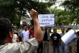 Jurnalis melakukan aksi solidaritas damai di depan Kantor Bupati Banyuwangi, Jawa Timur, Jumat (25/1/2019). Aksi tersebut merupakan protes keputusan yang memberikan purubahan hukuman pidana seumur hidup menjadi pidana sementara (20 tahun), kepada I Nyoman Susrama  otak pembunuhan terhadap wartawan AA Gede Bagas Nerendra Prabawangsa, yang dianggap bisa melemahkan keemerdekaan pers di Indonesia. Antara Jatim/Budi Candra Setya/ZK.