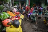 Warga bersama relawan dan TNI bergotong royong membersihkan rumah warga korban banjir bandang di Desa Jedong, Ngoro, Mojokerto, Jawa Timur, Sabtu (19/1/2019).  Banjir bandang berupa material batu, pepohonan, dan lumpur dari lereng Gunung Penanggungan yang terjadi pada Jumat (18/1) petang tersebut memutus jalan desa dan merusak sejumlah rumah. Antara Jatim/Umarul Faruq/ZK.