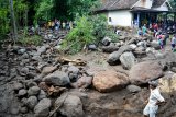 Material batu terbawa banjir bandang di Desa Jedong, Ngoro, Mojokerto, Jawa Timur, Sabtu (19/1/2019).  Banjir bandang berupa material batu, pepohonan, dan lumpur dari lereng Gunung Penanggungan yang terjadi pada Jumat (18/1) petang tersebut memutus jalan desa dan merusak sejumlah rumah. Antara Jatim/Umarul Faruq/ZK.