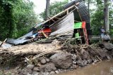 Warga disamping truk yang terkena banjir bandang di Desa Jedong, Ngoro, Mojokerto, Jawa Timur, Sabtu (19/1/2019).  Banjir bandang berupa material batu, pepohonan, dan lumpur dari lereng Gunung Penanggungan yang terjadi pada Jumat (18/1) petang tersebut memutus jalan desa dan merusak sejumlah rumah. Antara Jatim/Umarul Faruq/ZK.