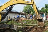 Sejumlah orang mempersiapkan pembangunan rumah warga tak mampu di Desa Sempol, Maospati, Magetan, Jawa Timur, Sabtu (26/1/2019). Prajurit TNI, Polri, petugas Badan Penanggulangan Bencana Daerah (BPBD), Satuan Polisi Pamong Praja (Satpol PP), personel Perlindungan Masyarakat (Linmas), Tagana dan warga bergotong royong dalam pembangunan rumah yang seluruh biayanya ditanggung Pemkab Magetan tersebut. Antara Jatim/Siswowidodo/ZK.