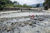 Warga beraktivitas di sekitar bendungan irigasi yang jebol, Desa Cikondang, Cibeber, Kabupaten Cianjur, Jawa Barat, Kamis (10/01/2019). Debit air sungai yang terus meninggi akibat hujan deras yang melanda wilayah tersebut menyebabkan bendungan irigasi jebol. Selain itu, sekitar 1.007 hektare lahan sawah di Kecamatan Cibeber yang mengandalkan pasokan air dari irigasi tersebut terancam kekeringan. ANTARA JABAR/Nurul Ramadhan/agr.