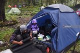 Wisatawan melakukan akitivitas di sekitar tenda saat berkemah di kawasa hutan lereng Gunung Lawu, Cemorosewu, Magetan, Jawa Timur, Selasa (1/1/2019). Ratusan wisatawan dari berbagai daerah memanfaatkan pergantian tahun dengan berkemah di kawasan hutan dengan udara sejuk tersebut selama dua hingga tiga hari. Antara Jatim/Siswowidodo/ZK.