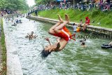 Warga bermain air di Irigasi Leuweung Seureuh, Desa Bangle, Karawang, Jawa Barat, Minggu (20/01/2019). Irigasi tersebut menjadi wahana alternatif  bermain air bagi masyarakat untuk mengisi waktu libur akhir pekan. ANTARA JABAR/M Ibnu Chaza/agr. 