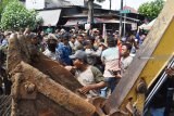 Petugas saling dorong dengan pedagang saat pembongkaran pasar di lahan bekas Stasiun Kereta Api di Ponorogo, Jawa Timur, Senin (21/1/2019). Pemkab Ponorogo membongkar paksa bangunan pasar tersebut dan berencana memindahkan pedagang ke tempat lain, namun mendapatkan penolakan sekitar 500 pedagang. Antara Jatim/Siswowidodo/ZK.