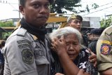 Petugas mengevakuasi paksa pedagang saat pembongkaran pasar di lahan bekas Stasiun Kereta Api di Ponorogo, Jawa Timur, Senin (21/1/2019). Pemkab Ponorogo membongkar paksa bangunan pasar tersebut dan berencana memindahkan pedagang ke tempat lain, namun mendapatkan penolakan sekitar 500 pedagang. Antara Jatim/Siswowidodo/ZK.