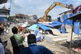 Petugas mengevakuasi paksa pedagang saat pembongkaran pasar di lahan bekas Stasiun Kereta Api di Ponorogo, Jawa Timur, Senin (21/1/2019). Pemkab Ponorogo membongkar paksa bangunan pasar tersebut dan berencana memindahkan pedagang ke tempat lain, namun mendapatkan penolakan sekitar 500 pedagang. Antara Jatim/Siswowidodo/ZK.