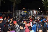 Sejumlah orang melihat bus Sumber Selamat yang terguling di jalan lingkar Kota Madiun, Jawa Timur, Senin (28/1/2019). Bus Sumber Selamat W-7036-UZ jurusan Yogyakarta-Surabaya yang dikemudikan Herni mengalami kecelakaan saat menghindari pengendara sepeda motor, mengakibatkan pengemudi patah tulang dan tiga orang luka. Antara Jatim/Siswowidodo/ZK.