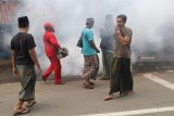 Petugas Dinas Kesehatan melakukan pengasapan (fogging) di kawasan Pondok Pesantren Lirboyo, Kota Kediri, Jawa Timur, Sabtu (19/1/2019). Fogging di pondok pesantren besar yang memiliki ribuan santri tersebut guna memutus mata rantai perkembangbiakan nyamuk pembawa virus Aedes Aegypti penyebab demam berdarah dengue. Antara Jatim/Prasetia Fauzani/ZK.