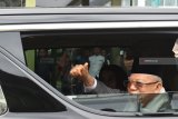 Calon Wakil Presiden (Cawapres) nomor urut 01 Maruf Amin dari dalam mobil menyapa para pimpinan dan pengasuh Pondok Modern Darussalam Gontor (PMDG) seusai bersilaturahmi dengan pimpinan dan pengasuh pondok tersebut di Ponorogo, Jawa Timur, Selasa (22/1/2019). Maruf Amin melakukan serangkaian kegiatan ke beberapa daerah di Jawa Timur, antara lain bersilaturahmi dengan pimpinan dan pengasuh PMDG. Antara Jatim/Siswowidodo