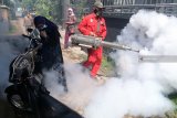 Petugas Puskesmas melakukan pengasapan (fogging) di Kelurahan Tamanan, Kota Kediri, Jawa Timur, Selasa (15/1/2019). Pengasapan di daerah endemik wabah deman berdarah dengue tersebut untuk memutus mata rantai perkembangbiakan nyamuk penyebar virus Aedes aegypti ke daerah sekitar. Antara Jatim/Prasetia Fauzani/ZK.