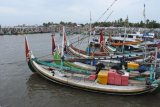 Sejumlah perahu nelayan tertambat di Pelabuhan Kalbut, Mangaran, Situbondo, Jawa Timur, Rabu (23/1/2019). Aktivitas penyeberangan ke Pulau Madura di lima pelabuhan di Situbondo yakni Pelabuhan Besuki, Panarukan, Kalbut, Mimbo dan Jangkar ditutup akibat cuaca buruk. ANTARA FOTO/Seno/wsj.