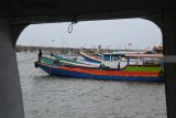 Sejumlah perahu nelayan tertambat di Pelabuhan Kalbut, Mangaran, Situbondo, Jawa Timur, Rabu (23/1/2019). Aktivitas penyeberangan ke Pulau Madura di lima pelabuhan di Situbondo, yaitu Pelabuhan Besuki, Panarukan, Kalbut, Mimbo, dan Jangkar ditutup akibat cuaca buruk.  Antara Jatim/Seno/ZK