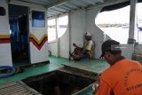 Sejumlah anak buah kapal berada di dalam perahu saat cuaca buruk di Pelabuhan Kalbut, Mangaran, Situbondo, Jawa Timur, Rabu (23/1/2019). Aktivitas penyeberangan ke Pulau Madura di lima pelabuhan di Situbondo, yaitu Pelabuhan Besuki, Panarukan, Kalbut, Mimbo, dan Jangkar ditutup akibat cuaca buruk.  Antara Jatim/Seno/ZK