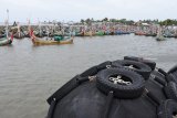 Sejumlah perahu nelayan tertambat di Pelabuhan Kalbut, Mangaran, Situbondo, Jawa Timur, Rabu (23/1/2019). Aktivitas penyeberangan ke Pulau Madura di lima pelabuhan di Situbondo, yaitu Pelabuhan Besuki, Panarukan, Kalbut, Mimbo, dan Jangkar ditutup akibat cuaca buruk. Antara Jatim/Seno/ZK