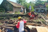 Warga bergotong royong membersihkan sisa bangunan yang roboh akibat angin puting beliung Jember, Senin (14/1/2018). Sejumlah rumah roboh akibat diterjang angin puting beliung yang terjadi pada Minggu (13/1) sore. Antarajatim/Zumrotun Solichah/zk