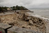 Dermaga Pantai Teddy's Kupang hancur diterjang gelombang