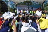 Sejumlah alumni perguruan tinggi melakukan deklarasi bersama untuk mendukung Capres dan Cawapres nomor urut 01 Joko Widodo-Ma'ruf Amin di Lapangan parkir Balai Serbaguna, Kaliwates, Jember, Jawa Timur, Minggu (20/1/2019). Sejumlah alumni perguruan tinggi negeri dan swasta di Jember, yaitu alumni Universitas Jember, Universitas Islam Jember, IAIN Jember, Universitas Muhammadiyah Jember, serta masyarakat melakukan deklarasi dukungannya untuk Jokowi-Ma'ruf Amin dalam Pilpres 2019. Antara Jatim/Seno/ZK.