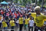 Sejumlah alumni perguruan tinggi mengikuti senam goyang dayung saat deklarasi bersama untuk mendukung Capres dan Cawapres nomor urut 01 Joko Widodo-Ma'ruf Amin di Lapangan parkir Balai Serbaguna, Kaliwates, Jember, Jawa Timur, Minggu (20/1/2019). Sejumlah alumni perguruan tinggi negeri dan swasta di Jember, yaitu alumni Universitas Jember, Universitas Islam Jember, IAIN Jember, Universitas Muhammadiyah Jember, serta masyarakat melakukan deklarasi dukungannya untuk Jokowi-Ma'ruf Amin dalam Pilpres 2019. Antara Jatim/Seno/ZK.