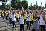 Sejumlah alumni perguruan tinggi mengikuti senam goyang dayung saat deklarasi bersama untuk mendukung Capres dan Cawapres nomor urut 01 Joko Widodo-Ma'ruf Amin di Lapangan parkir Balai Serbaguna, Kaliwates, Jember, Jawa Timur, Minggu (20/1/2019). Sejumlah alumni perguruan tinggi negeri dan swasta di Jember, yaitu alumni Universitas Jember, Universitas Islam Jember, IAIN Jember, Universitas Muhammadiyah Jember, serta masyarakat melakukan deklarasi dukungannya untuk Jokowi-Ma'ruf Amin dalam Pilpres 2019. Antara Jatim/Seno/ZK.