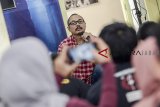 Pewarta foto senior Beawiharta (tengah) menyampaikan paparannya saat diskusi bertema 