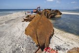Pekerja mengoperasikan alat berat untuk mengevakuasi bagian potongan badan kapal tongkang batu bara yang terdampar di Pantai Wisata Lhokseudu, Lhoknga, Kabupaten Aceh Besar, Aceh,Sabtu (12/1/2019). Evakuasi kapal tongkang yang kandas pada 27 Juli 2018 itu dilakukan dalam upaya pemulihan ekosistim pantai dan terumbu karang, termasuk pembersihan tumpahan batu bara yang masih tersisa sekitar 1.000 ton dari total 8.000 ton yang tumpah mencemari peraian pantai. (Antara Aceh/Ampelsa)