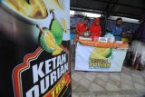 Pedagang membuat olahan dari durian khas Pamekasan saat Festival Durian di Pamekasan, Jawa Timur, Selasa (15/01/2019). Festival yang digelar pemkab setempat itu untuk mengenalkan keunggulan durian lokal dengan sebutan 'durian kasur