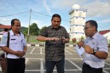 Wakil Ketua Komite II DPD Parlindungan Purba (tengah) berbincang dengan Kepala Stasiun Meterologi Binaka, Budi Iman Samiaji (kanan) didampingi Kepala Stasiun Geofisika Gunung Sitoli, Djati Cipto Kuncoro (kiri) ketika berkunjung di kantor BMKG Binaka Nias, Gunung Sitoli, Sumatera Utara, Senin (14/1/2019). BMKG Binaka menghimbau masyarakat tetap tenang dan tidak panik serta tidak termakan informasi yang mendramatisir gelombang air pasang laut sama dengan tsunami. (Antaranews Sumut) - Septianda Perdana