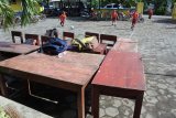 Siswa bermain bola saat hari pertama masuk sekolah di SDN Kraton 3, Kencong, Jember, Jawa Timur, Rabu (2/1/2019). Siswa-siswa membersihkan ruang kelas pascabanjir akibat tanggul jebol dan sekolah itu dijadikan lokasi pengungsian dan posko penanganan bencana. Antara Jatim/Seno/ZK.