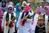 Ibu Negara Iriana Joko Widodo (tengah) beserta Ibu Mufidah Jusuf Kalla (kedua kiri) dan rombongan disambut oleh anak Paud berkaian adat Aceh saat tiba di Paud Permata Hati, Banda Aceh, Kamis (31/1/2019). Kunjungan sehari Ibu Negara Iriana Joko Widodo Bersama Ibu Mufidah Jusuf Kalla ke Aceh memberikan edukasi kepada anak usia dini tentang pentingnya kesehatan, tanaman dan lingkungan serta bahaya narkaboa. (Antara Aceh/Ampelsa)