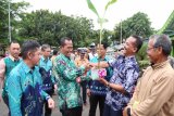 Bupati Tanah Laut H Sukamta menyerahkan bantuan bibit pisang kepada kelompok tani,  Kamis (3/1).Foto:Antaranews Kalsel/Arianto.