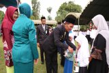 Bupati Tanah Laut H Sukamta menyerahkan piala kepada murid pemenang lomba pada rangkaian peringatan Hari Bakti  Kemenag RI ke-73 Tahun 2019,  Kamis (3/1).Foto:Antaranews Kalsel/Arianto.