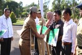 Bupati Tanah Laut H Sukamta menyerahkan penghargaan kepada ASN lingkup Pemkab Tanah Laut dari BPJS Ketenagakerjaan, Senin (7/1).Foto:Antaranews Kalsel/Arianto.