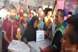 Bupati Tanah Laut H Sukamta menyerahkan hadiah kepada pemenang Kontes Durian se-Tanah Laut 2019, di Desa Tungkaran, Kecamatan Pelaihari, Jum'at (11/1).Foto:Antaranews Kalsel/Arianto.